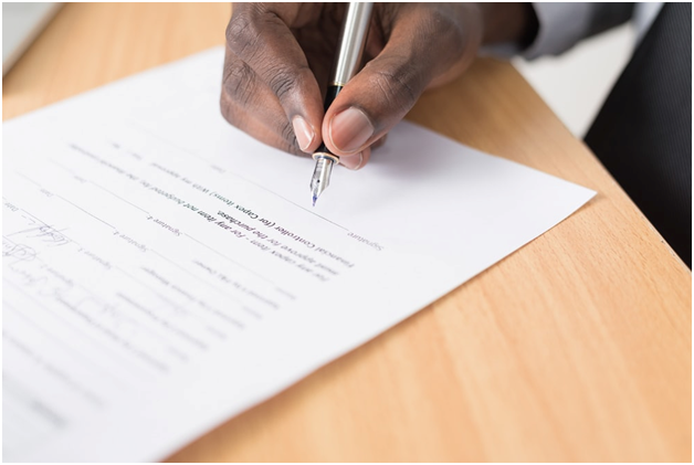 Signing a rental agreement